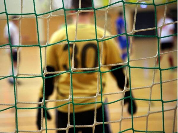 Seorang lelaki meninggal dunia ketika bermain futsal di Gelanggang Futsal Dewan Sri Bernam Sungai Besar malam tadi. (Gambar hiasan) - Foto 123RF