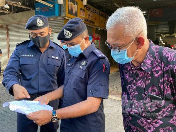 Ayob Khan (tengah) melakukan pemeriksaan pematuhan SOP di Pasar Borong Pandan, Johor Bahru hari ini.