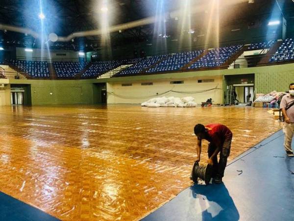 Persediaan di dalam Stadium Sukpa di Kuantan bagi menempatkan Pusat Kuarantin dan Rawatan Covid-19 Berisiko Rendah (PKRC).