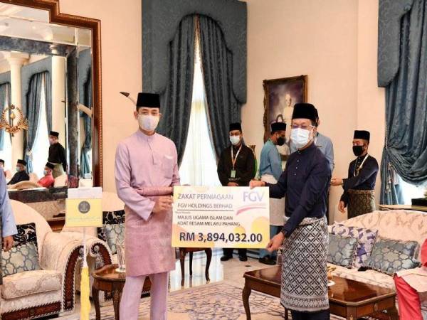 Tengku Hassanal menerima sumbangan zakat harta daripada FGV Holdings Berhad (FGV) yang diwakili Ketua Pegawai Eksekutif FGV Plantations Malaysia Sdn Bhd, Mohd Sarian Md Sahid di Istana Abdulaziz kelmarin. Foto PKZ Pahang