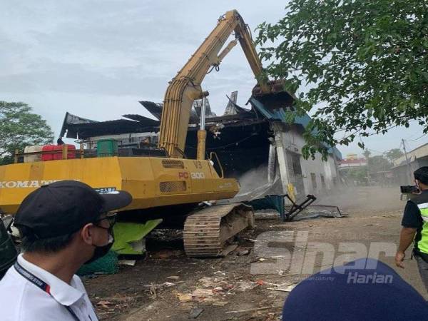 Perobohan struktur haram di Taman Mawar hari ini.