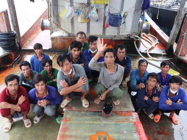 Seorang tekong serta 14 kru bot nelayan Vietnam ditahan selepas dikesan menangkap ikan dalam perairan negara pada 10 Oktober lalu. - Foto Ihsan APMM Terengganu