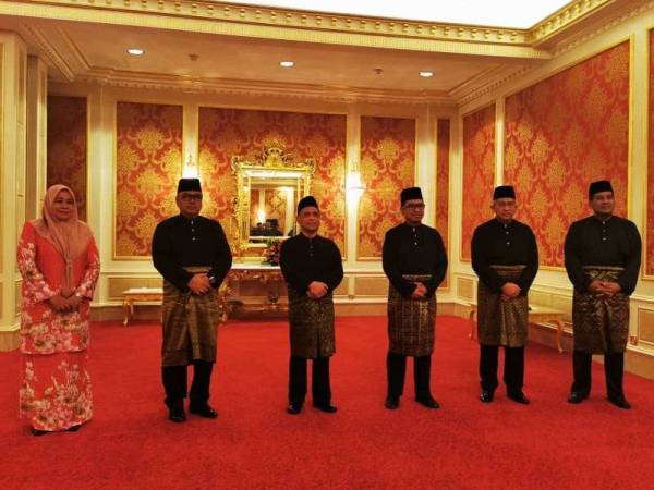 Zainol Fadzi (tiga dari kanan) bersama Saarani (tiga dari kiri) dan exco kerajaan Perak yang dilantik hari ini di Istana Iskandariah, di sini. Foto Ihsan