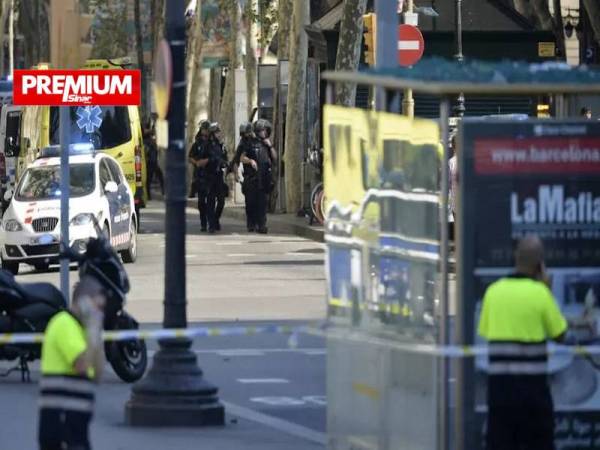 Gambar fail menunjukkan anggota polis mengawal sebuah kawasan selepas sebuah van merempuh sekumpulan orang ramai di Las Ramblas, Barcelona pada tahun lalu. - Foto AFP