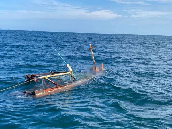 Mayat wanita sarat mengandung ditemui terapung bersama bot tanpa pendaftaran yang karam kira-kira 0.1 batu nautika Utara muara Kubang Badak, Langkawi hari ini.