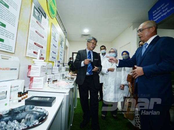 Menteri Pertanian dan Industri Makanan, Datuk Seri Dr Ronald Kiandee mendengar penerangan dari Ketua Pengarah Mardi, Datuk Dr Mohamad Roff Mohd Noor mengenai kit pengesanan pantas kontaminasi dalam produk ternakan dan agromakanan yang diadakan di Wisma Lembaga Pertubuhan Peladang, Kuala Lumpur semalam. - FOTO ROSLI TALIB