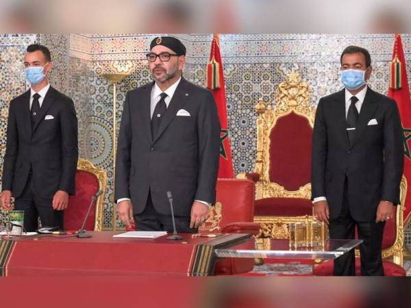 Raja Maghribi, Raja Mohammed VI (tengah) diapit oleh Putera Mahkota, Putera Hassan (kiri) dan Putera Moulay Rachid menyambut ulang tahun ke-21 baginda menaiki takhta di bandar raya Tetouan pada Julai lalu. - Foto AFP