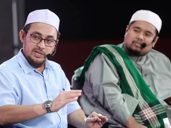 Abdullah Bukhari (kiri) ketika mengupas isu pada Wacana al-Quran bertajuk Kelas Online: Makin Mudahkah Kerja Guru? semalam.