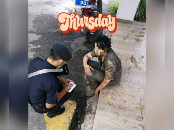 Foto mangsa sedang mendapatkan bantuan yang tular di laman Facebook. - Foto Ihsan Facebook Azizi Azizan