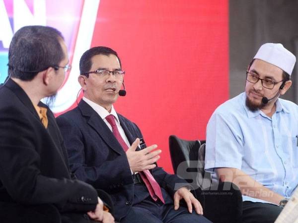 Hassan Nudin (tengah) ketika mengupas isu pada Wacana al-Quran bertajuk 'Kelas Online: Makin Mudahkah Kerja Guru?' yang disiarkan secara langsung dari Kumpulan Karangkraf di sini semalam. - FOTO ROSLI TALIB