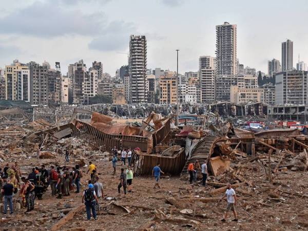 Keadaan selepas letupan di sebuah gudang menyimpan amonium nitrat di Pelabuhan Beirut. - Foto AFP