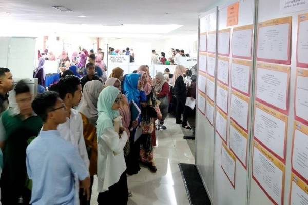 Jabatan Perangkaan mengumumkan bahawa kadar pengangguran meningkat sedikit kepada 4.7 peratus pada Oktober 2020 berbanding paras tinggi 5.3 peratus pada Mei 2020. - Foto Bernama