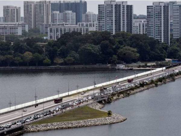 Peningkatan kes Covid-19 di Malaysia menyebabkan Singapura memperketatkan semula langkah rentas sempadan.