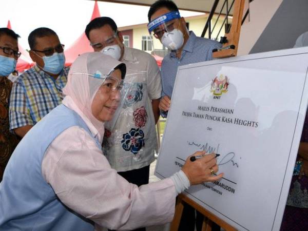 Zuraida Kamaruddin menyempurnakan majlis Perasmian Projek Taman Kasa Height dekat Pengkalan hari ini. - Foto Bernama