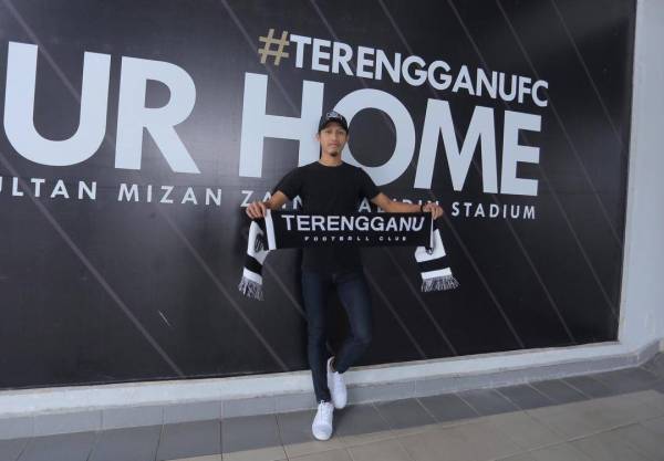 Azarul Nazarith diperkenalkan secara rasmi sebagai pemain baharu TFC di Kuala Terengganu hari ini. FOTO: FB TFC