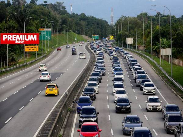 Orang ramai memanfaatkan cuti hujung minggu mereka bersama ahli keluarga di Hotel Legoland, Iskandar Putri, Johor selepas pengumuman kebenaran merentas daerah dan negeri pada minggu lalu. -Foto Bernama