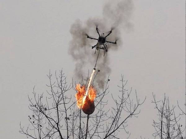 Dron musahkan sarang tebuan di bandar Chongqing. Foto AP