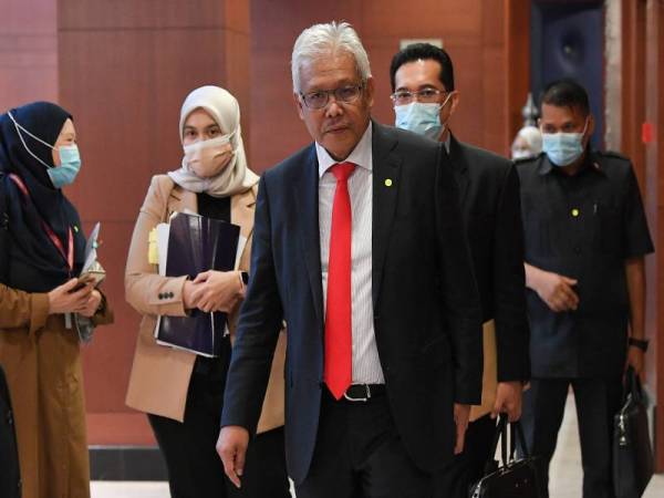 Hamzah ketika keluar selepas selesai menggulung RUU Perbekalan 2021 Peringkat Jawatankuasa Kementerian Dalam Negeri pada Mesyuarat Ketiga Penggal Ketiga Parlimen ke-14 di Bangunan Parlimen, hari ini. Foto Bernama