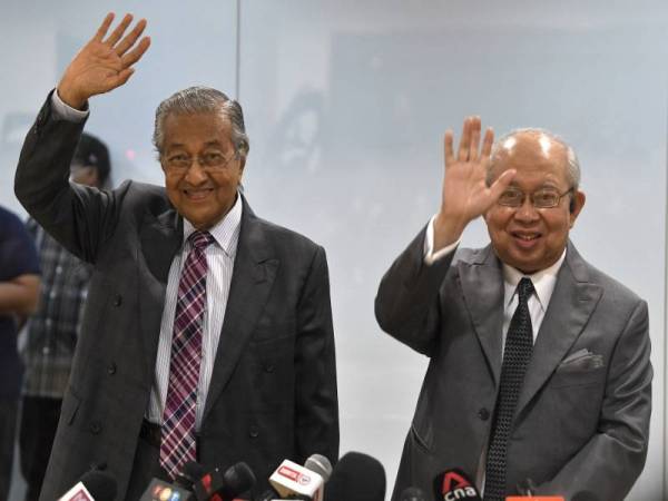 Bekas Perdana Menteri Tun Dr Mahathir Mohamad (kiri) dan Ahli Parlimen Gua Musang Tengku Razaleigh Hamzah melambaikan tangan kepada media selepas selesai mengadakan sidang media penting di sini hari ini.