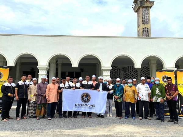 Sebahagian wakil Pertubuhan Kebajikan Etno-Sains Malaysia di Masjid Putera Jaya, Setiu ketika sesi kunjungan ke Terengganu.