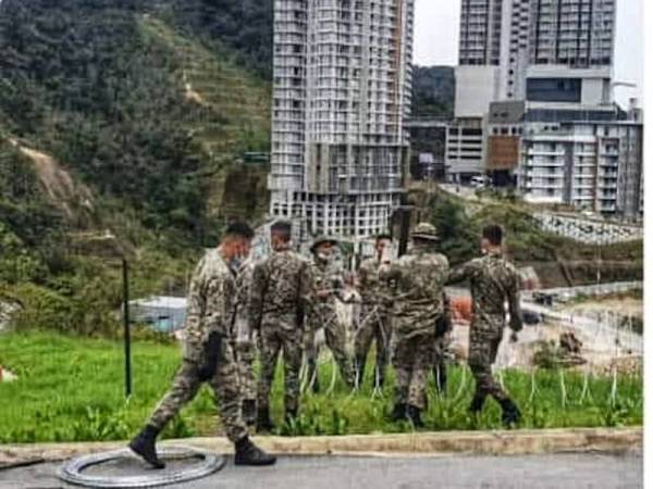 Anggota tentera memasang pagar kawat berduri di kawasan terlibat di Genting Highlands.