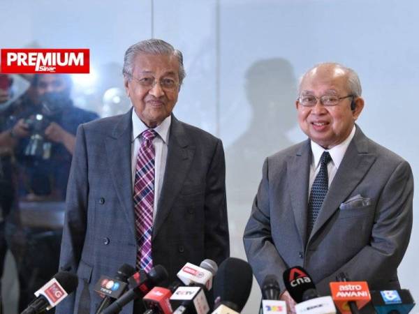 Dr Mahathir (kiri) dan Ahli Parlimen Gua Musang Tengku Razaleigh Hamzah (kanan) pada sidang media semalam. -Foto Bernama