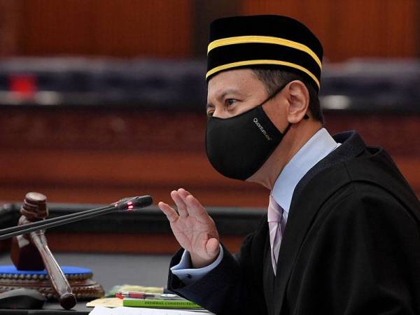 Azhar Azizan menenangkan ahli-ahli Parlimen pembangkang yang tidak berpuas hati dengan kehadiran tiga wakil rakyat yang menjalani perintah HSO meskipun mereka hadir dengan memakai PPE dan duduk dalam galeri awam untuk mengundi RUU Perbekalan 2021 Peringkat Jawatankuasa Kementerian Wilayah Persekutuan pada Mesyuarat Ketiga Penggal Ketiga Parlimen ke-14 di Bangunan Parlimen, Kuala Lumpur pada Isnin. 