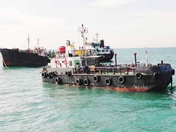 Maritim Malaysia menahan sebuah kapal tangki kerana bersauh tanpa kebenaran Jabatan Laut Malaysia pada kedudukan 4.2 batu nautika tenggara Tanjung Piai, Pontian, semalam.