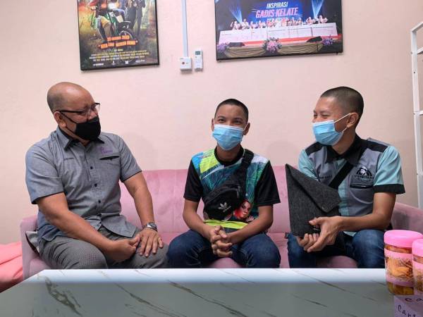 Zakaria (kiri) berbual dengan bintang YouTube, Mohd Asyiff Suhaimi atau Asiff (tengah) dan Syahmi (kanan) di studio mereka di Kubang Kerian, Kota Bharu hari ini.