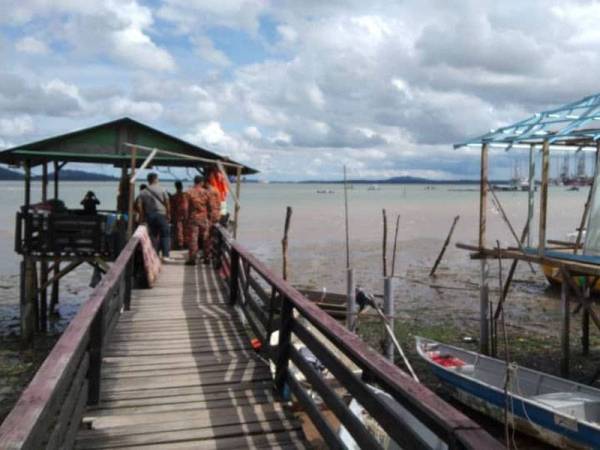 Anggota bomba melakukan pencarian seorang pemancing dikhuatiri lemas selepas terjun ke laut untuk menarik botnya yang hanyut di Kampung Tanjung Langsat, Pasir Gudang hari ini.