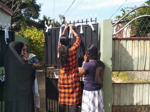 Beberapa wanita mengikat kain pada pagar Krematorium Batticaloa sebagai tanda protes terhadap kremasi secara paksa yang dilaksanakan di negara itu. - Foto: Agensi