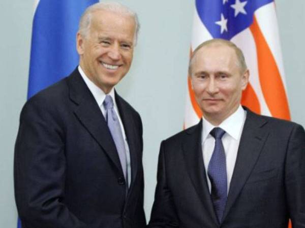 Putin (kanan) sebelum ini enggan mengiktiraf keputusan Pilihan Raya Presiden AS 2020 yang berpihak kepada Biden. - Foto: Agensi