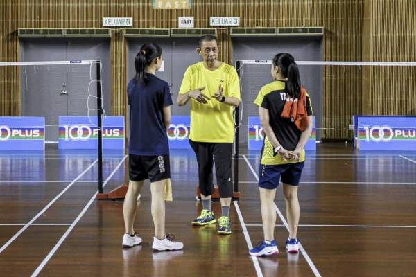 Misbun memberi tunjuk ajar kepada pemain remaja kebangsaan pada sesi latihan di ABM, Bukit Kiara.