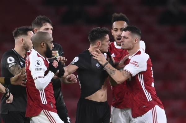 Insiden Xhaka mencekik leher Westwood sehingga dilayangkan kad merah pada aksi di Stadium Emirates awal pagi Isnin.