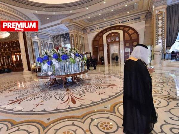 Imej dirakamkan pada tahun 2017 menunjukkan ruang lobi hotel mewah Ritz-Carlton di Riyadh, Arab Saudi yang menjadi tempat tahanan hampir 400 tokoh ternama negara itu kerana disyaki terlibat dengan rasuah. - Foto AFP