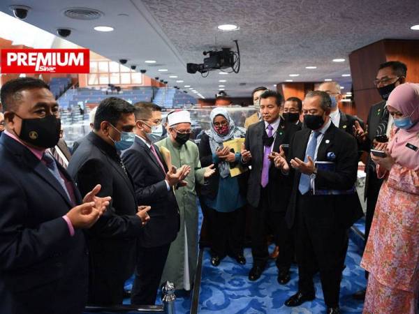 Muhyiddin (dua dari kanan) mengaminkan doa dibaca oleh Menteri Di Jabatan Perdana Menteri (Hal-Ehwal Agama), Datuk Dr Zulkifli Mohamad Al-Bakri (empat dari kiri) selepas undi belah bahagian Rang Undang-Undang Perbekalan 2021 pada Mesyuarat Ketiga Penggal Ketiga Parlimen ke-14 di Bangunan Parlimen pada Selasa. - Foto Bernama