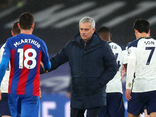 Mourinho (tengah) kecewa apabila Spurs sekadar seri 1-1 dengan Palace di Stadium Selhurst Park awal pagi Isnin.