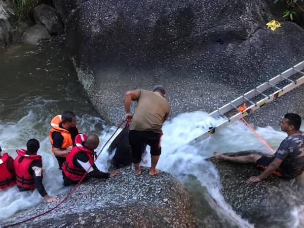 Mayat mangsa ditemukan tersepit celah batu berjaya dibawa keluar kira-kira jam 7.25 pagi hari ini. Foto: ihsan bomba.