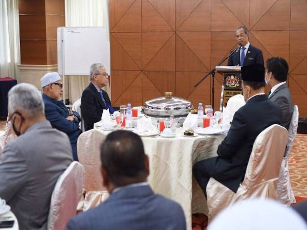 Muhyiddin berucap ketika majlis ringkas makan tengah hari di Parlimen bersama wakil rakyat dari PNBBC hari ini. - Foto Facebook Muhyiddin Yassin