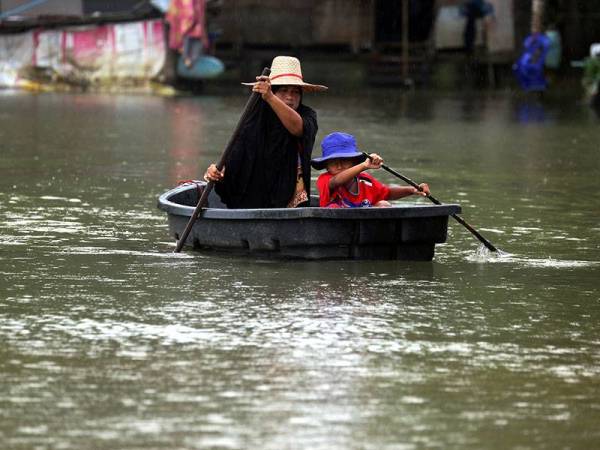 Empat wilayah di selatan Thailand masih ditenggalami air akibat fenomena banjir termenung di selatan Thailand. Foto Bernama