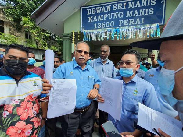 Ramasamy ketika mengadakan sidang akhbar selepas bertemu penduduk Kampung Manis tengah hari tadi.