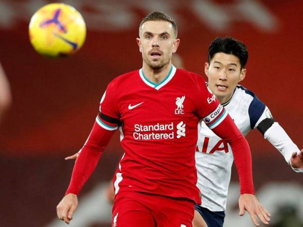 Heung Min cuba melepasi kawalan kapten Liverpool Jordan Henderson