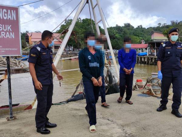 Tekong dan awak-awak dipercayai warga Vietnam yang berjaya ditahan semalam.