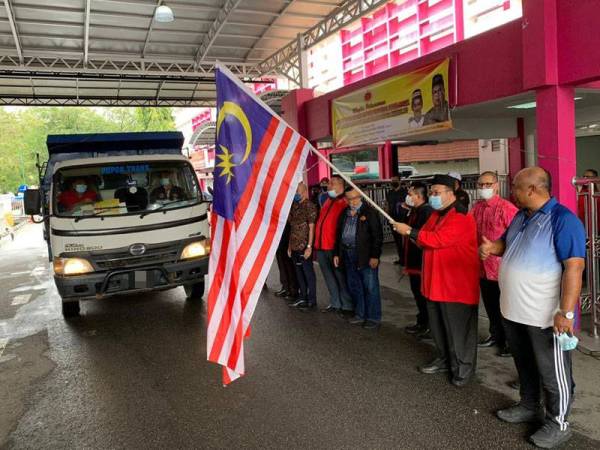 Abdullah ketika membuat pelepasan kenderaan program bantuan makanan dan wang tunai kepada mangsa-mangsa Covid-19 kumpulan B40 dan pelajar daripada keluarga B40 di pekarangan Stadium Sultan Muhammad IV hari ini.