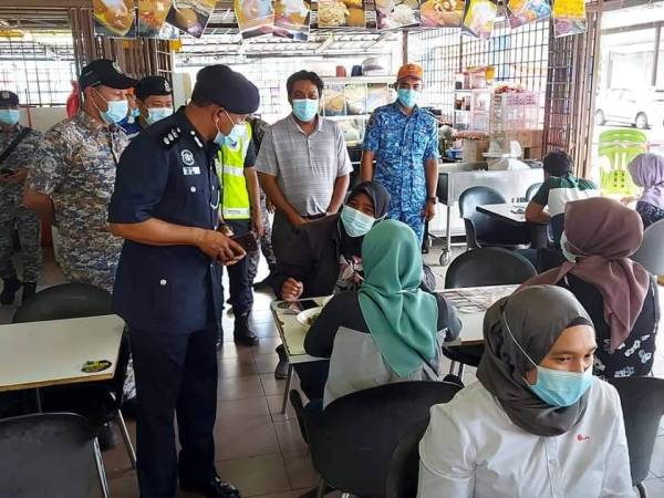 Pemeriksaan ke atas pengunjung premis di sekitar Pahang akan terus dilakukan bagi memastikan orang ramai mematuhi SOP ditetapkan.
