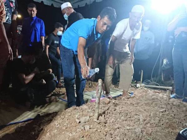 Muhammad Alhafiz Mohamad, 29, menyiram pusara anaknya di Tanah Perkuburan Islam Kampung Sungai Putat, Batu Berendam, Melaka tadi.