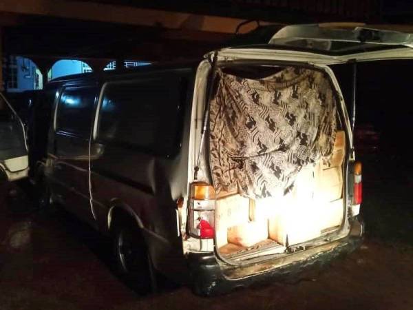 PGA turut merampas sebuah van dari jenis Toyota Hiace yang digunakan dalam aktiviti penyeludupan berkenaan.