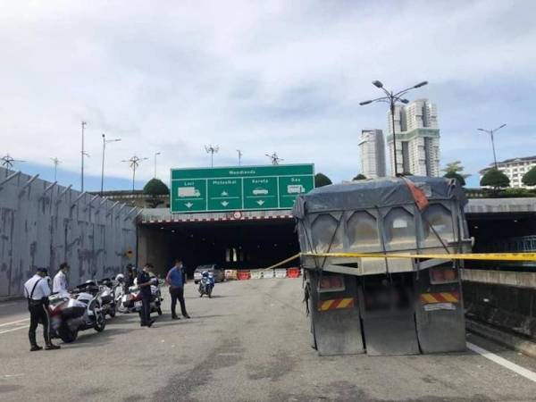 Polis melepaskan dua das tembakan terhadap sebuah lori yang melarikan diri kerana membawa lebuh muatan dan memandu secara berbahaya sebelum berjaya ditahan di BSI, Johor Bahru, semalam.