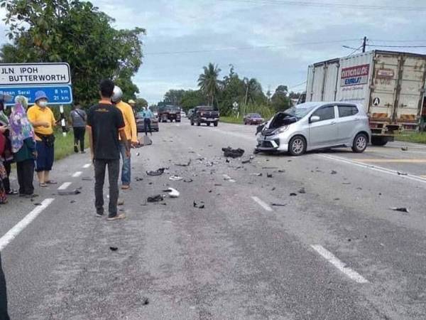 Nahas melibatkan sebuah motosikal dan kereta menyebabkan seorang kakitangan bank terkorban. - Foto ihsan pembaca