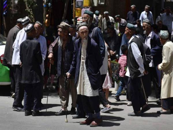 Gambar fail menunjukkan sejumlah lelaki etnik Uighur meninggalkan sebuah masjid di Hotan, wilayah Xinjiang pada tahun lalu. - Foto AFP